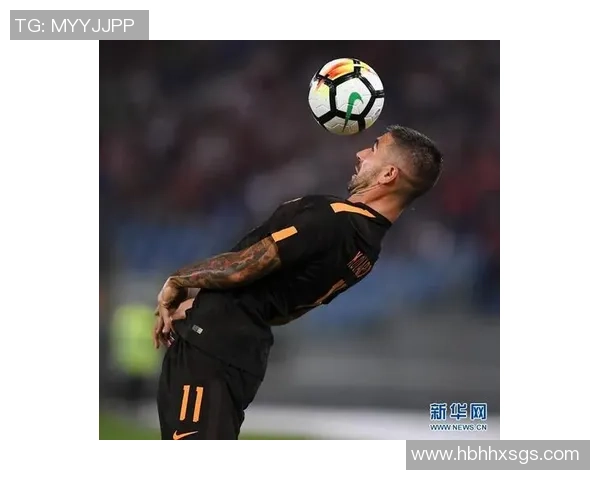 足坛巨星温情相拥定格瞬间见证绿茵场上真挚友谊